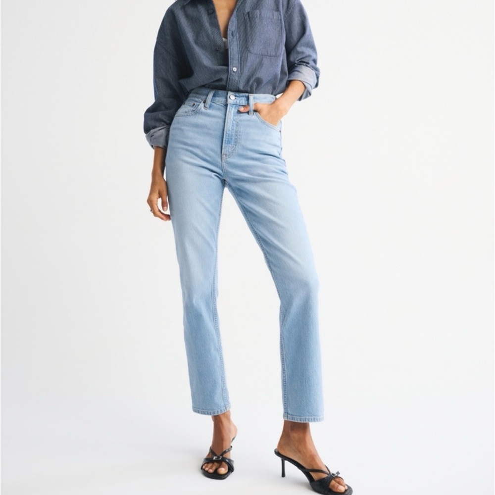 Abercrombie Ultra High Rise Ankle Straight Jean in Light Wash
